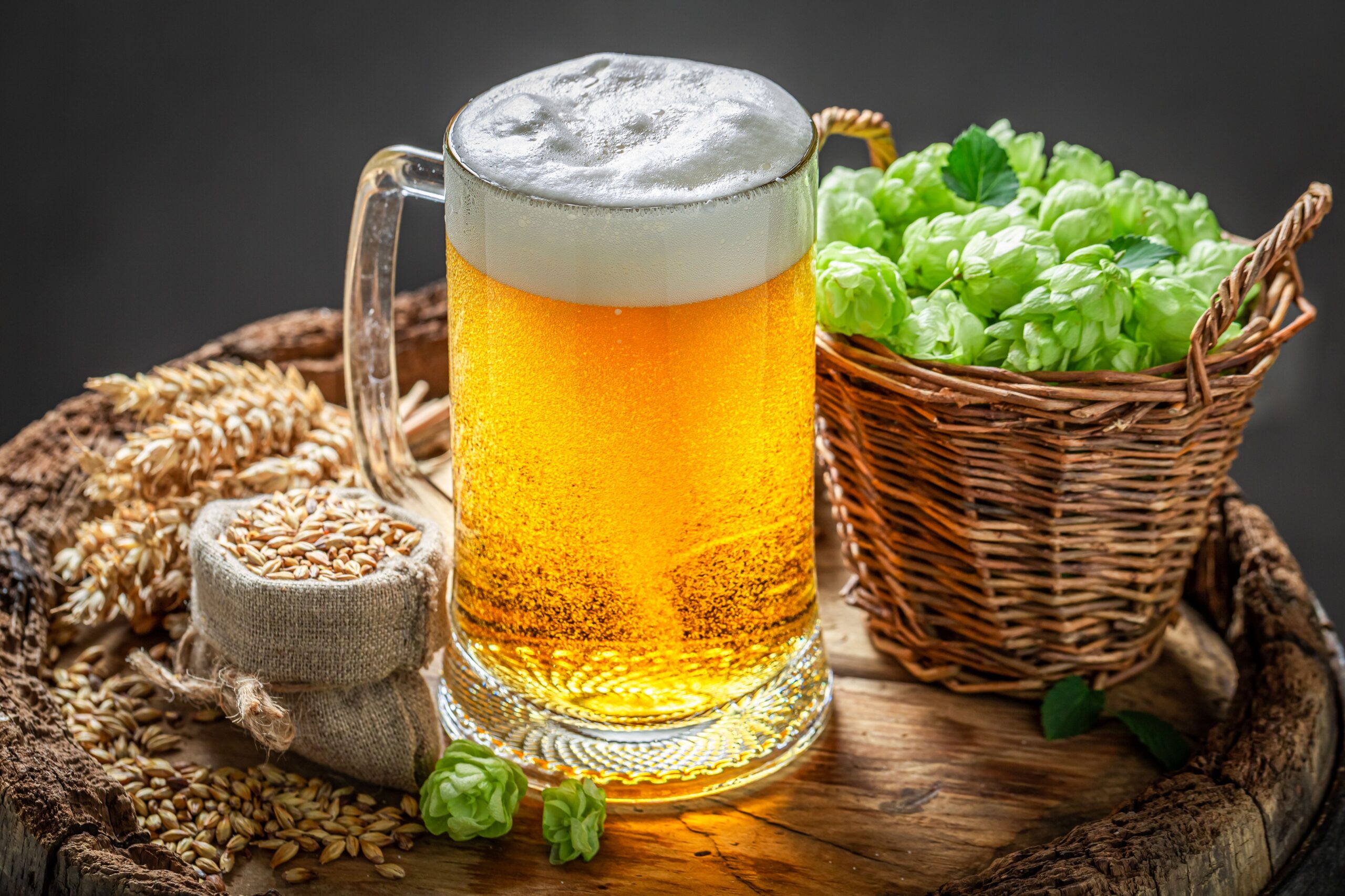 ¿Por qué se hacen burbujas en las paredes de la copa de cerveza?