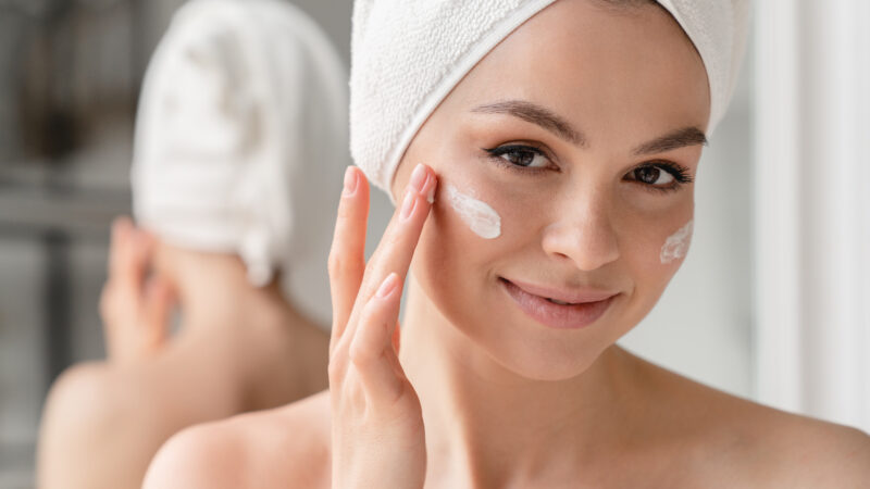 Cómo cuidar la piel y evitar el envejecimiento prematuro: hábitos diarios para un rostro radiante