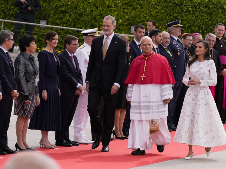 El look de la reina Letizia: El privilegio del blanco ante el Papa