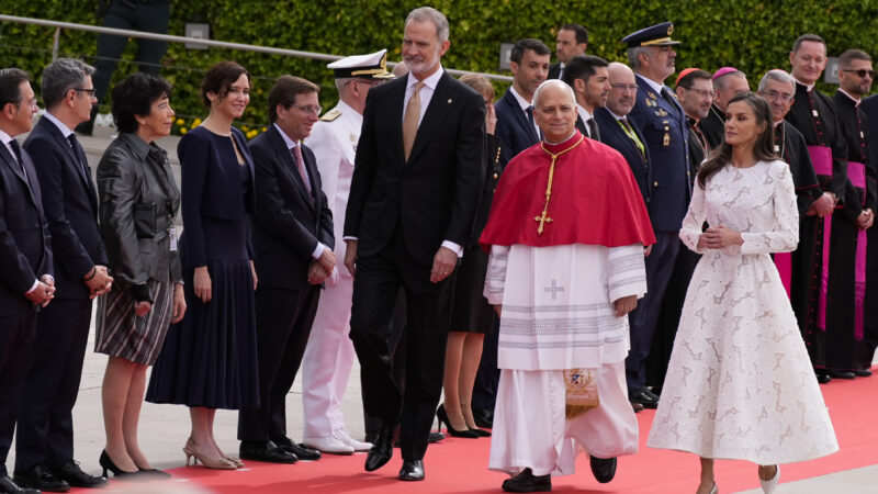 El look de la reina Letizia: El privilegio del blanco ante el Papa