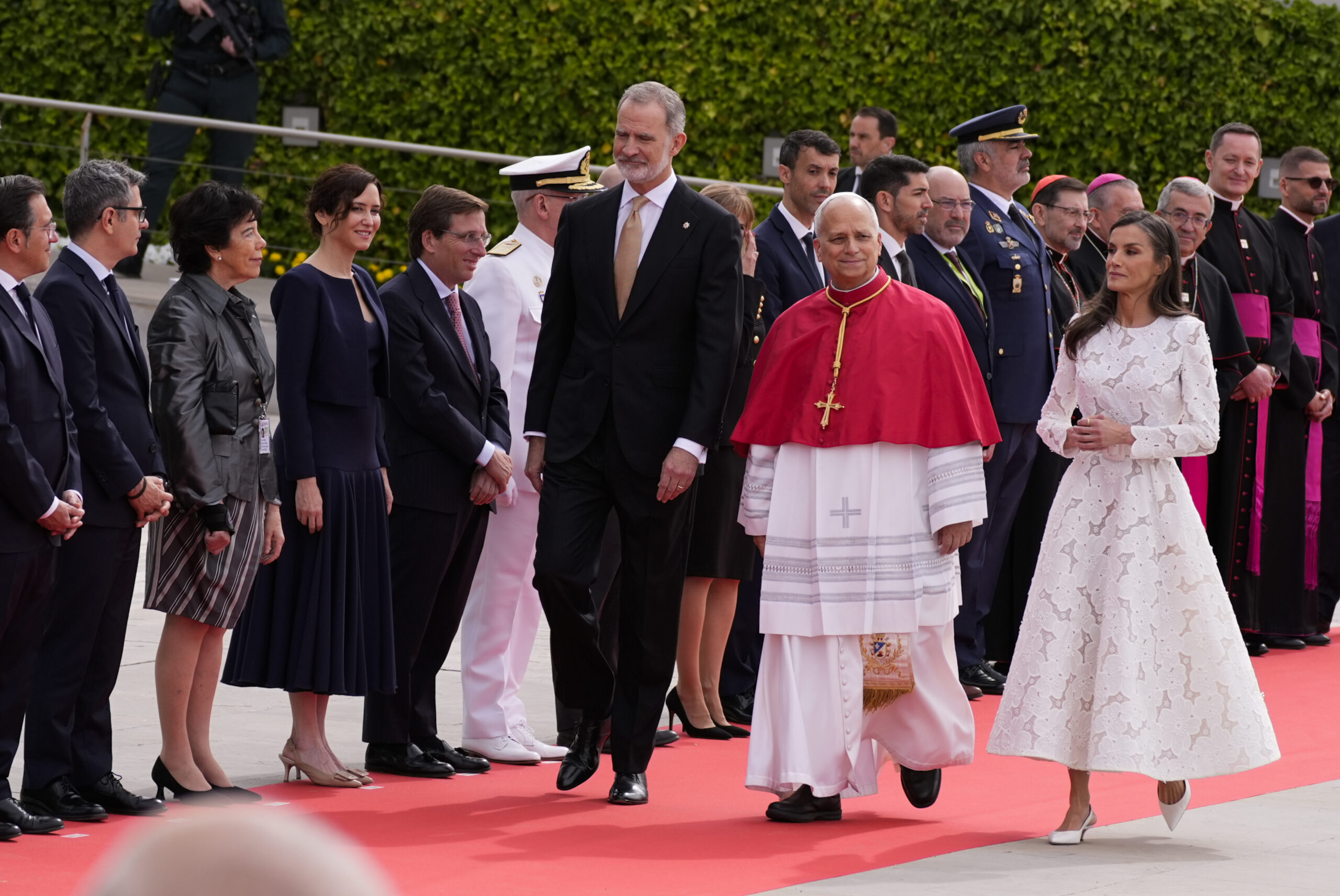 El look de la reina Letizia: El privilegio del blanco ante el Papa